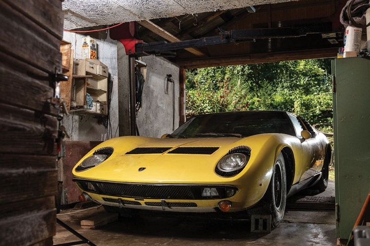 Theo đó, trong phiên đấu giá của RM Sothwise tại London cách đây 2 tuần, chiếc siêu xe cổ Lamborghini Miura đời 1971 đã chính thức tìm thấy chủ nhân mới sau một thời gian dài nằm phủ bụi ở một nhà kho thuộc nước Đức.