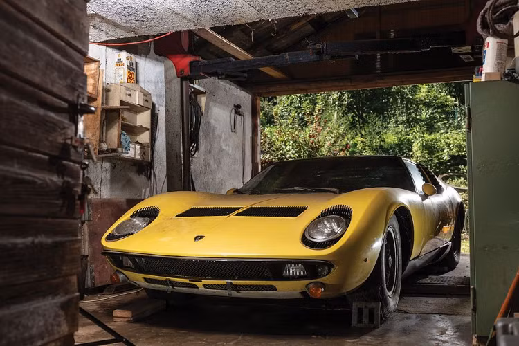 Theo đó, trong phiên đấu giá của RM Sothwise tại London cách đây 2 tuần, chiếc siêu xe cổ Lamborghini Miura đời 1971 đã chính thức tìm thấy chủ nhân mới sau một thời gian dài nằm phủ bụi ở một nhà kho thuộc nước Đức.