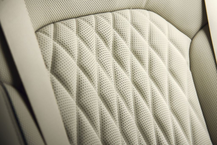 Cuối cùng, lưới tản nhiệt hình bộ giáp cũng là một nét chấm phá rất thú vị trên phiên bản nâng cấp giữa chu kỳ của G90.