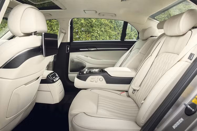 Một loạt các option cao cấp trên xe phải kể tới như màn hình hiển thị thông tin giải trí cảm ứng 12.3-inch, các kết nối không dây hiện đại, Apple CarPlay và Android Auto, Hệ thống Quản lý Phương tiện Thông minh, chống ồn chủ động, hệ thống treo thích ứng với giảm xóc điện,...