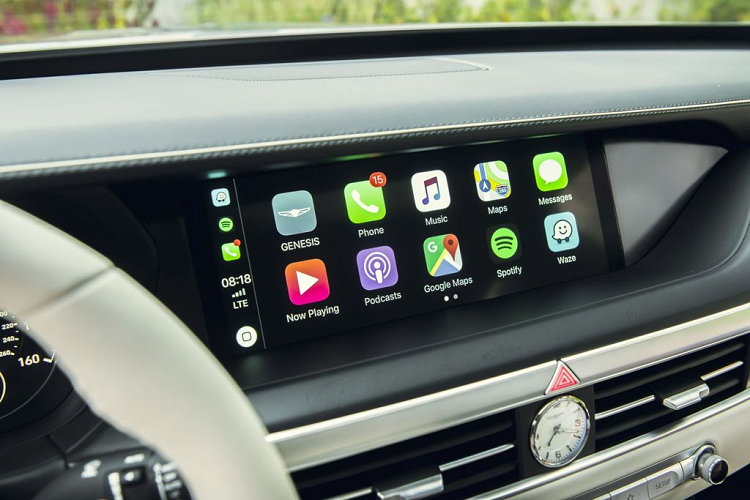 Về tổng thể, khoang cabin rất sang trọng với bề mặt hoàn thiện tỉ mỉ, sự pha trộn giữa chất kim loại, gỗ và các chi tiết da mềm mại.