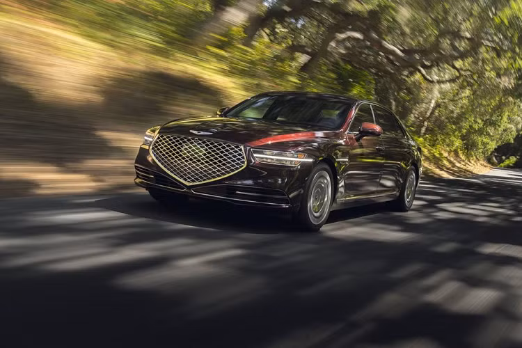 CEO Mark Del Rosso đã cho biết: “Genesis G90 2020 mới được xây dựng dựa trên những kỹ thuật tiên tiến và tay nghề thủ công, là một sản phẩm xe sang Hàn tại Mỹ,” Phiên bản cao cấp 3.3T sở hữu sức mạnh 365 mã lực và 510 Nm mô-men xoắn – tương tự như khối động cơ của Kia Stinger GT. Bất ngờ hơn, không có một phiên bản động cơ nào trên các đối thủ A8, 7 Series hay S-Class có thể đánh bại thông số này của G90.