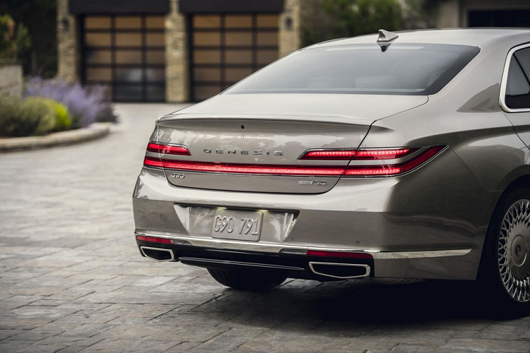 Cả hai phiên bản đều sử dụng chung hộp số tự động 8 cấp với một bộ biến mô. Mức tiêu thụ nhiên liệu của xe trên đường cao tốc được đánh giá từ 6.4 tới 10.6 km/L. Ngoài ra, Genesis G90 trở nên cực kỳ hấp dẫn và cạnh tranh trong phân khúc với trục cơ sở dài 3160 mm và tổng không gian nội thất đạt 445 lít. Hơn nữa, ưu điểm lớn nhất của hãng xe Hàn Quốc nằm ở giá trị tương xứng với số tiền bỏ ra.