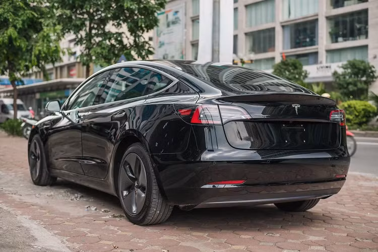 Model 3 được thiết kế không có mặt ca lăng, thay vào đó là một đường gợn giản đơn. Cặp đèn pha trước được thiết kế hình giọt nước tích hợp LED ban ngày. Đèn hậu dạng LED được thiết kế khá đơn giản, hoà chung vào đường nét mềm mại của chiếc xe. Chiếc xe được mang màu sơn tiêu chuẩn Solid Black, nếu khác hàng muốn lựa chọn những màu sơn khác cần phải trả thêm 1.000 đô-la.