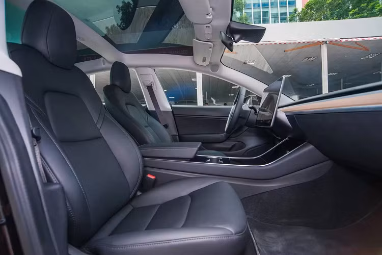 Hàng ghế trước chỉnh điện. Xe được trang bị cửa sổ trời toàn cảnh Panorama nhưng không thể mở ra để người ngồi trong xe có thể trải nghiệm với môi trường xung quanh, theo Tesla. 
