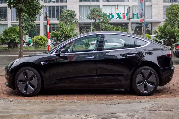 Chiếc xe ôtô điện Tesla Model 3 xuất hiện tại Hà Nội được mang trên mình màu ngoại thất đen bóng kết hợp với bộ mâm màu xám gun metal. Tesla Model 3 được chính thức ra mắt công chúng vào tháng 7 năm 2017 tại Mỹ, với giá khởi điểm chỉ từ 35,000 đô la.