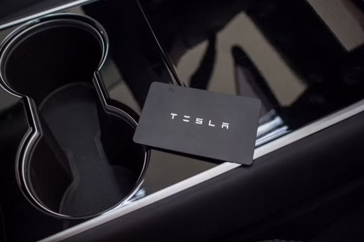 Có một điểm khác lạ trên chiếc xe này chính là chiếc chìa khoá truyền thống được thay thành dạng thẻ từ. Người sử dụng có thể mở khóa, vận hành xe bằng cách quẹt thẻ từ hoặc sử dụng ứng dụng trên điện thoại thông minh. Hiện tại, giá xe Tesla Model 3 đầu tiên tại Việt Nam được đưa ra ở mức 140.000 đô-la (khoảng 3,3 tỷ đồng theo tỷ giá).