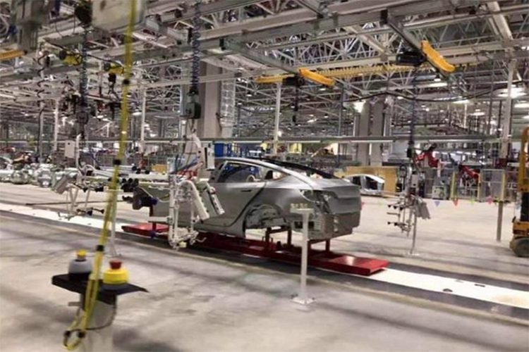 Elon Musk coi Trung Quốc là thị trường tối quan trọng cho tương lai tăng trưởng của hãng. Tesla đang trong quá trình xây dựng nhà máy sản xuất xe khổng lồ tại Thượng Hải. Nơi đây sẽ nhanh chóng đi vào sản xuất mẫu xe Model 3.