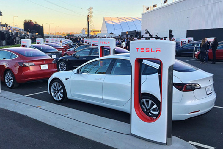 Ông chủ Tesla cũng có động thái tâng bốc khi khen lãnh đạo Trung Quốc “rất chín chắn” và rằng nước này đang có bước tiến “kỳ diệu” trong sản xuất năng lượng bền vững.