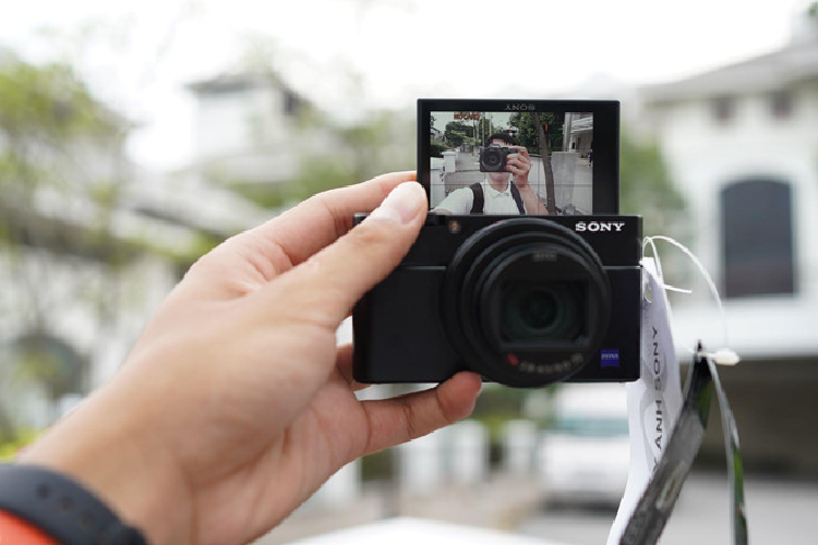 Bên cạnh a7R IV, Sony cũng giới thiệu RX100 VII tại Việt Nam. Đây là máy ảnh compact cao cấp với cảm biến lớn 1 inch, độ phân giải 20 MP. Máy có ống kính 24-200 mm f/2.8-f/4.5, màn hình xoay lật cảm ứng. 