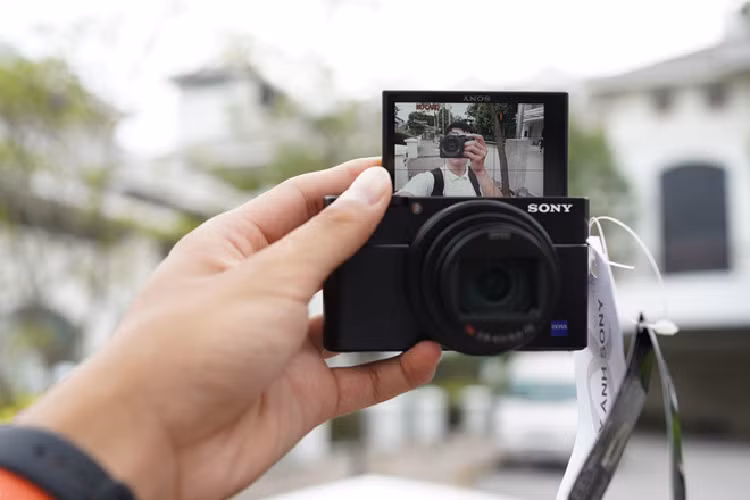 Bên cạnh a7R IV, Sony cũng giới thiệu RX100 VII tại Việt Nam. Đây là máy ảnh compact cao cấp với cảm biến lớn 1 inch, độ phân giải 20 MP. Máy có ống kính 24-200 mm f/2.8-f/4.5, màn hình xoay lật cảm ứng. 