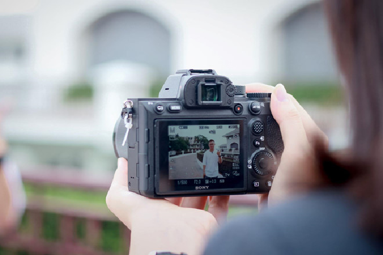 Trải nghiệm thực tế cho thấy tốc độ lấy nét của chiếc máy ảnh Sony a7R IV tốt, khi đối tượng chuyển động liên tục thì máy vẫn có thể bắt nét chuẩn vào mắt phần lớn thời gian. Tốc độ chụp liên tục của máy là 10 fps.