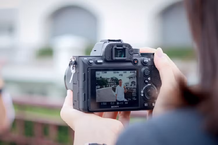 Trải nghiệm thực tế cho thấy tốc độ lấy nét của chiếc máy ảnh Sony a7R IV tốt, khi đối tượng chuyển động liên tục thì máy vẫn có thể bắt nét chuẩn vào mắt phần lớn thời gian. Tốc độ chụp liên tục của máy là 10 fps.