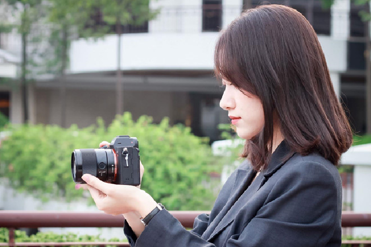 Tốc độ lấy nét, chụp cũng là điểm được Sony tập trung phát triển. Máy hỗ trợ 567 điểm lấy nét theo pha, kết hợp bộ xử lý hình ảnh BIONZ X từng xuất hiện trên thế hệ trước và các tính năng lấy nét theo thời gian thực, theo dõi nét vào mắt. 