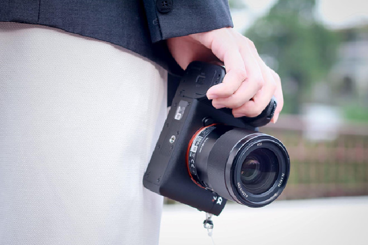 Ngoại hình a7R IV không thay đổi nhiều so với thế hệ trước, nhưng các thay đổi nhỏ ảnh hưởng trực tiếp đến cảm giác sử dụng. Phần báng cầm đã được làm lớn, sâu hơn, cho cảm giác cầm chắc hơn khi sử dụng trong thời gian dài. Một sự thay đổi khác là nút bấm cho cảm giác bấm sâu hơn.