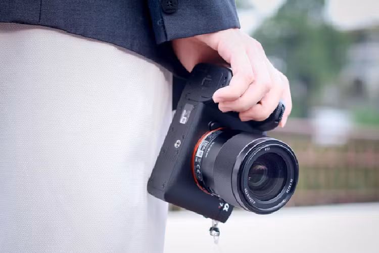 Ngoại hình a7R IV không thay đổi nhiều so với thế hệ trước, nhưng các thay đổi nhỏ ảnh hưởng trực tiếp đến cảm giác sử dụng. Phần báng cầm đã được làm lớn, sâu hơn, cho cảm giác cầm chắc hơn khi sử dụng trong thời gian dài. Một sự thay đổi khác là nút bấm cho cảm giác bấm sâu hơn.