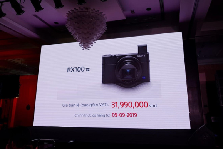 RX100 VII sẽ bán ra tại thị trường Việt Nam từ ngày 9/9 với giá 31,99 triệu đồng. Phân khúc máy ảnh compact cao cấp tại Việt Nam hiện tại cũng không còn nhiều đại diện. Ngoài Sony, sản phẩm đáng chú ý khác là PowerShot G5 X Mark II vừa được Canon ra mắt cuối tháng 7, có giá 25 triệu.