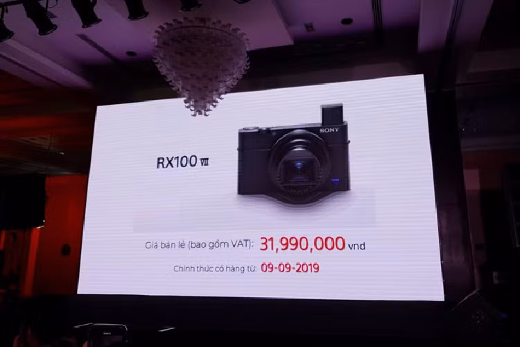 RX100 VII sẽ bán ra tại thị trường Việt Nam từ ngày 9/9 với giá 31,99 triệu đồng. Phân khúc máy ảnh compact cao cấp tại Việt Nam hiện tại cũng không còn nhiều đại diện. Ngoài Sony, sản phẩm đáng chú ý khác là PowerShot G5 X Mark II vừa được Canon ra mắt cuối tháng 7, có giá 25 triệu.