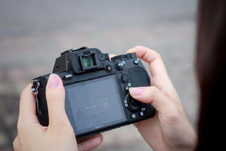 Bên cạnh đó, Sony cho biết thân máy của a7R IV đã được cải thiện khả năng chống bụi và ẩm. Máy vẫn có hai khe cắm thẻ nhớ như thế hệ tiền nhiệm nhưng bây giờ cả hai khe cắm này đều hỗ trợ UHS-II.