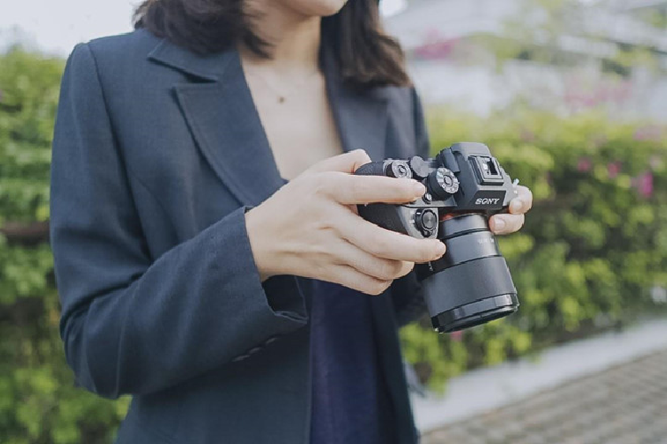 Điểm nhấn của a7R IV là độ phân giải được nâng cấp từ 42 MP trên phiên bản tiền nhiệm lên 61 MP. Đây cũng là chiếc máy ảnh full-frame không gương lật có độ phân giải lớn nhất hiện tại. Với tính năng ghép điểm ảnh Pixel Shift, máy có thể chụp ra bức hình ở độ phân giải 240 MP. 