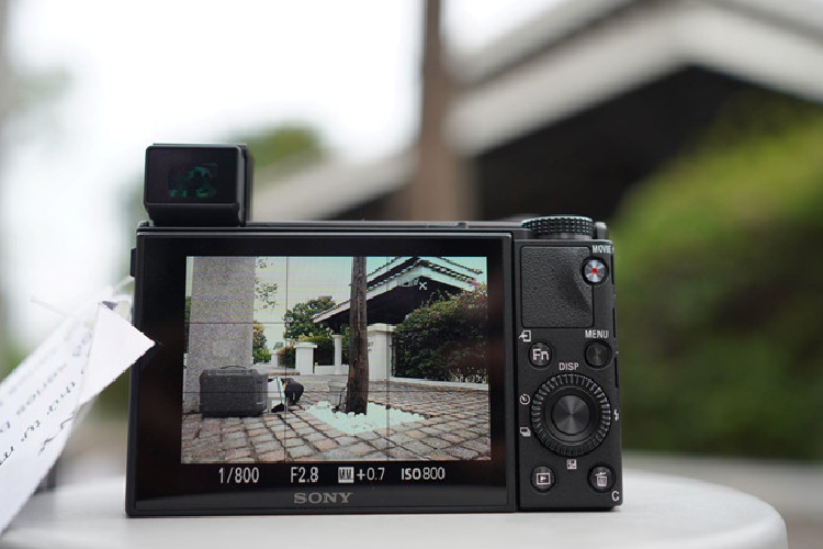 Chiếc máy ảnh này cũng được trang bị khả năng lấy nét nhanh, bắt nét vào mắt theo thời gian thực. RX100 VII còn hỗ trợ chống rung khi quay phim 4K HDR, tích hợp cổng micro 3,5 mm hướng tới người dùng làm vlog. 