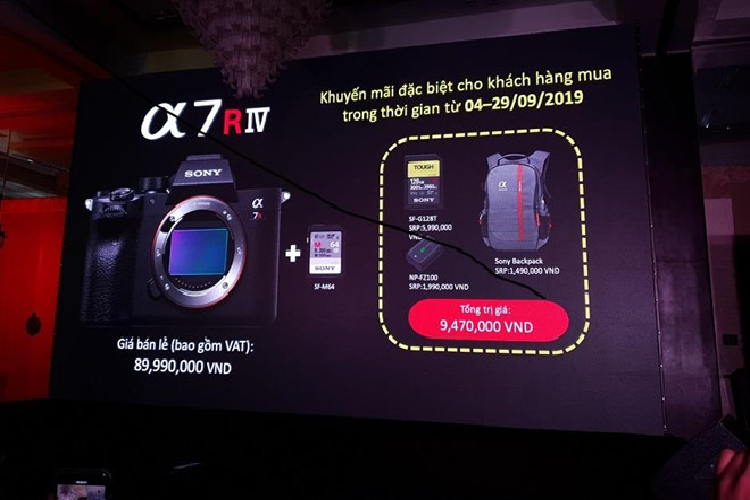 Chiếc a7R IV sẽ được Sony bán ra từ ngày 4/9, với mức giá tham khảo 89,99 triệu đồng. Mức giá này tăng khoảng 10 triệu đồng so với phiên bản tiền nhiệm khi ra mắt tại Việt Nam cuối năm 2017. Sản phẩm này tiệm cận mức giá của dòng Sony a9, cao hơn đối thủ full-frame tới từ Nikon là Nikon Z7. 