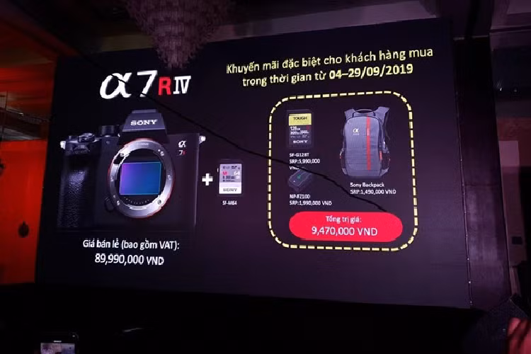 Chiếc a7R IV sẽ được Sony bán ra từ ngày 4/9, với mức giá tham khảo 89,99 triệu đồng. Mức giá này tăng khoảng 10 triệu đồng so với phiên bản tiền nhiệm khi ra mắt tại Việt Nam cuối năm 2017. Sản phẩm này tiệm cận mức giá của dòng Sony a9, cao hơn đối thủ full-frame tới từ Nikon là Nikon Z7. 