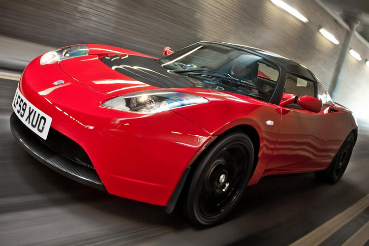 Tesla Roadster là siêu xe ôtô điện có bộ khung vỏ nhôm siêu nhẹ của Lotus Elise. Hãng đã bán được tổng cộng khoảng 2.450 chiếc Roadster trong giai đoạn từ 2008-2012, chủ yếu tại châu Âu và châu Á. Tesla Roadster được trang bị động cơ điện có công suất 288 mã lực, mô-men xoắn cực đại 400 Nm. Khối pin 53 kWh của xe cho phép nó di chuyển khoảng 393 km mỗi lần được sạc đầy. 