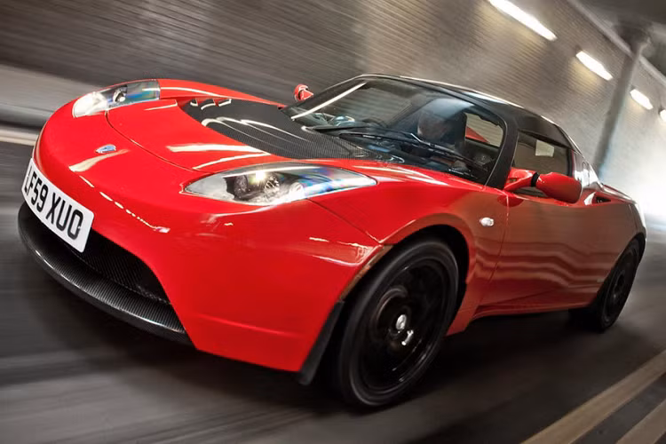 Tesla Roadster là siêu xe ôtô điện có bộ khung vỏ nhôm siêu nhẹ của Lotus Elise. Hãng đã bán được tổng cộng khoảng 2.450 chiếc Roadster trong giai đoạn từ 2008-2012, chủ yếu tại châu Âu và châu Á. Tesla Roadster được trang bị động cơ điện có công suất 288 mã lực, mô-men xoắn cực đại 400 Nm. Khối pin 53 kWh của xe cho phép nó di chuyển khoảng 393 km mỗi lần được sạc đầy. 
