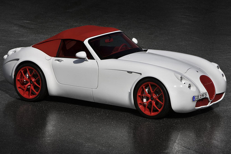 Siêu xe Wiesmann GT MF5 sử dụng chung động cơ với BMW M6, động cơ S85 V10 5.0L, công suất 547 mã lực, mô-men xoắn cực đại 680 Nm. Tuy nhiên cũng giống nhiều mẫu xe "tái sinh" khác, nhà sản xuất đã có những tinh chỉnh của riêng mình để Wiesmann vận hành bền bỉ hơn, cộng với ngoại hình bắt mắt hơn để có thể hấp dẫn các ông chủ giàu có.