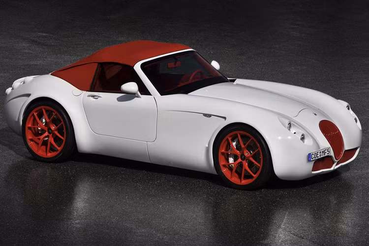 Siêu xe Wiesmann GT MF5 sử dụng chung động cơ với BMW M6, động cơ S85 V10 5.0L, công suất 547 mã lực, mô-men xoắn cực đại 680 Nm. Tuy nhiên cũng giống nhiều mẫu xe "tái sinh" khác, nhà sản xuất đã có những tinh chỉnh của riêng mình để Wiesmann vận hành bền bỉ hơn, cộng với ngoại hình bắt mắt hơn để có thể hấp dẫn các ông chủ giàu có.