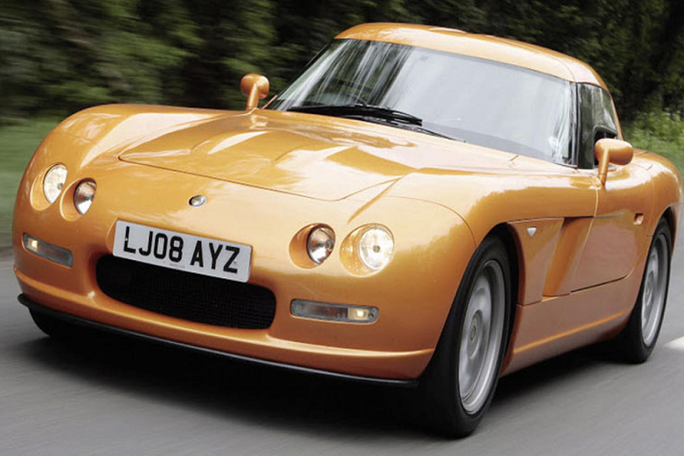 Bristol Fighter là một trong số các siêu xe được xây dựng trên nền tảng Dodge Viper. Bristol đã tự chế tạo khung gầm cho chiếc xe, động cơ là loại V10, 8.0L, công suất 523 mã lực của Viper. Hãng đã tinh chỉnh lại động cơ gốc để Fighter mạnh hơn vài chục mã lực. Với vẻ ngoài lịch lãm, có phần bí ẩn, hãng đã có ý định phát triển thêm một mẫu xe sử dụng động cơ tăng áp kép công suất lên tới 1.050 mã lực. Đáng tiếc cho đến nay đây vẫn chỉ là một ý tưởng. 