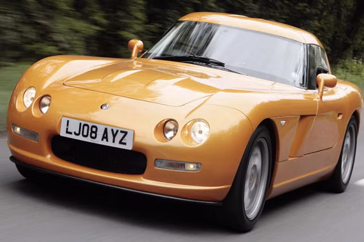 Bristol Fighter là một trong số các siêu xe được xây dựng trên nền tảng Dodge Viper. Bristol đã tự chế tạo khung gầm cho chiếc xe, động cơ là loại V10, 8.0L, công suất 523 mã lực của Viper. Hãng đã tinh chỉnh lại động cơ gốc để Fighter mạnh hơn vài chục mã lực. Với vẻ ngoài lịch lãm, có phần bí ẩn, hãng đã có ý định phát triển thêm một mẫu xe sử dụng động cơ tăng áp kép công suất lên tới 1.050 mã lực. Đáng tiếc cho đến nay đây vẫn chỉ là một ý tưởng. 