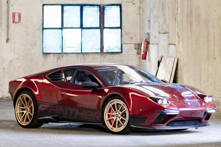 Ares Panther có vẻ ngoài khác biệt một chút so với nguyên mẫu Lamborghini Huracan với đèn pha dạng gập mở, đuôi xe cao và thân xe được sản xuất từ sợi carbon. Siêu xe sử dụng động cơ V10 5.2L 602 mã lực của Huracan nhưng với những tinh chỉnh từ DeTomaso Pantera, sức mạnh động cơ của Ares Panther tăng lên trên 650 mã lực.