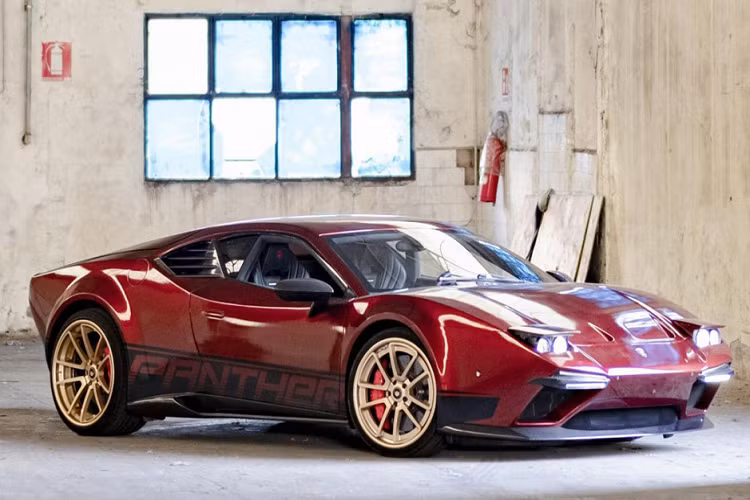 Ares Panther có vẻ ngoài khác biệt một chút so với nguyên mẫu Lamborghini Huracan với đèn pha dạng gập mở, đuôi xe cao và thân xe được sản xuất từ sợi carbon. Siêu xe sử dụng động cơ V10 5.2L 602 mã lực của Huracan nhưng với những tinh chỉnh từ DeTomaso Pantera, sức mạnh động cơ của Ares Panther tăng lên trên 650 mã lực.