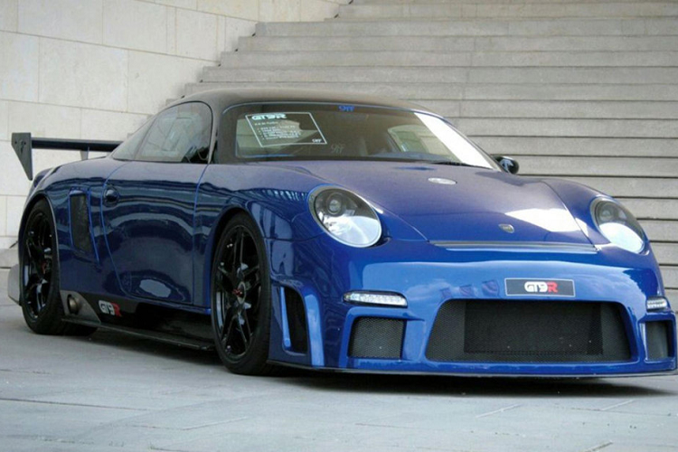 9ff GTR mang DNA của Porsche 911 Turbo, một trong những chiếc xe thể thao được yêu thích nhất thế giới. Bỏ ra nửa triệu euro, bạn sẽ nhận được "đứa con lai" giữa Porsche 911 Turbo và Bugatti Veyron, một chiếc xe có động cơ đặt giữa, sức mạnh tùy chọn từ 738 đến 1.130 mã lực, tốc độ tối đa lên tới trên 400 km/h. 