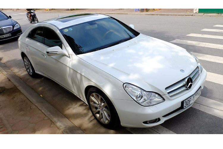Chiếc Mercedes-Benz CLS 300 đời 2009 – thuộc phiên bản nâng cấp facelift của thế hệ hiện tại xe đã lăn bánh được hơn 40.000 km đang được chào bán với giá chỉ hơn 600 triệu đồng. Xe sở hữu ngoại thất màu trắng đi cùng với tông nội thất màu xám nhã nhặn. 