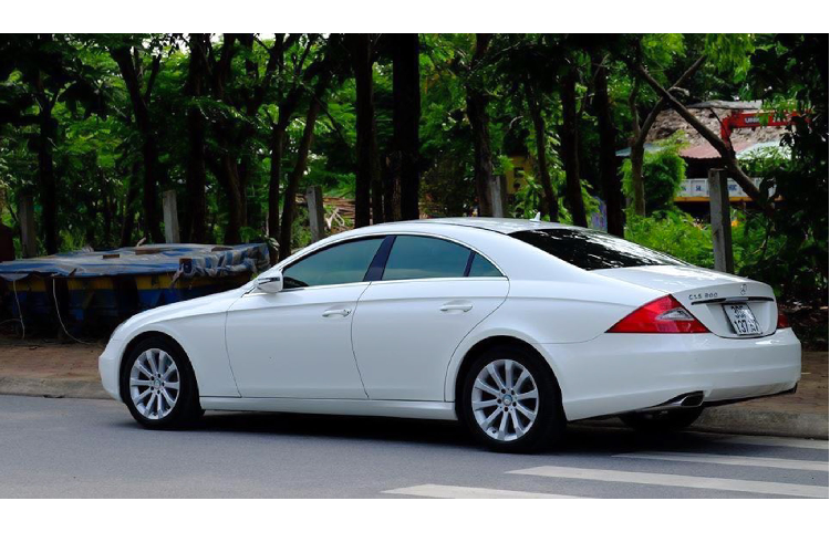 Ra đời từ năm 2004 cho đến nay, trải qua tổng cộng 03 thế hệ - mẫu xe sang Mercedes-Benz CLS-Class được yêu thích bởi phong cách sedan kiểu dáng “fastback” coupe bốn cửa mềm mại, quyến rũ đầy gợi cảm. Kích thước của dòng CLS tương đương với “người anh em” E-Class khi nó được phát triển dựa trên cùng một nền tảng. 