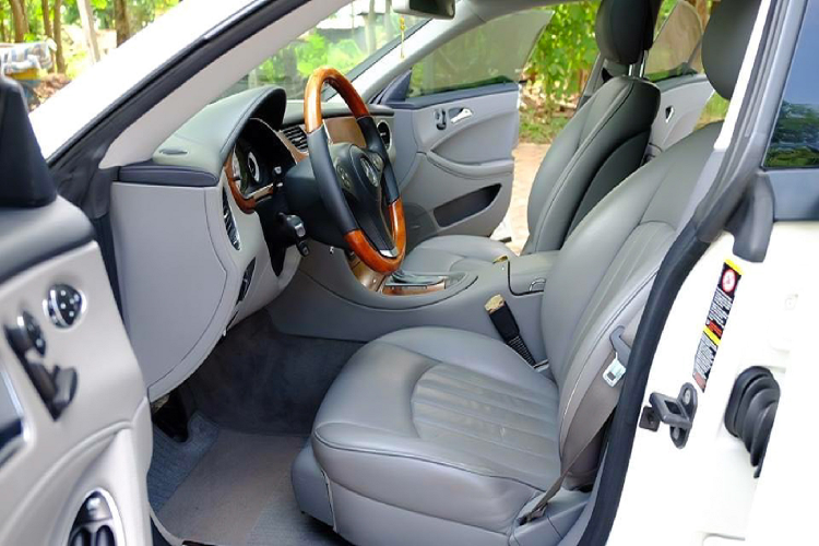 Bên cạnh một số “đồ chơi” như: đèn Bi-xenon, đèn hậu LED, cửa sổ trời, loa Harman/ Kardon, điều hoà 04 vùng riêng biệt, cốp điện, hệ thống COMAND APS NTG 2.5 mới và vô-lăng ba chấu mới được thiết kế lại,…