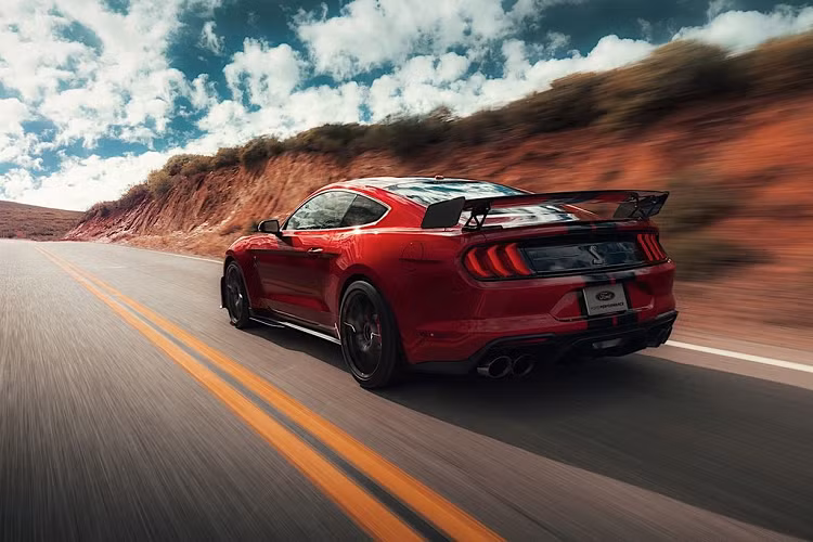 Mặc dù được tinh chỉnh theo hướng xe Pony thay vì một chiếc xe cơ bắp nhưng không thể phủ nhận rằng Shelby trình diễn rất tốt trên cả những cung đường thẳng hay những khúc cua. Dành cho những ai muốn khám phá khả năng bám đường của xe, có lẽ họ sẽ cần vứt bỏ bộ lốp Pilot Sport 4S mà thay thế chúng bằng Michelin Pilot Sport Cup 2, mạnh mẽ và xứng tầm hơn với GT500.