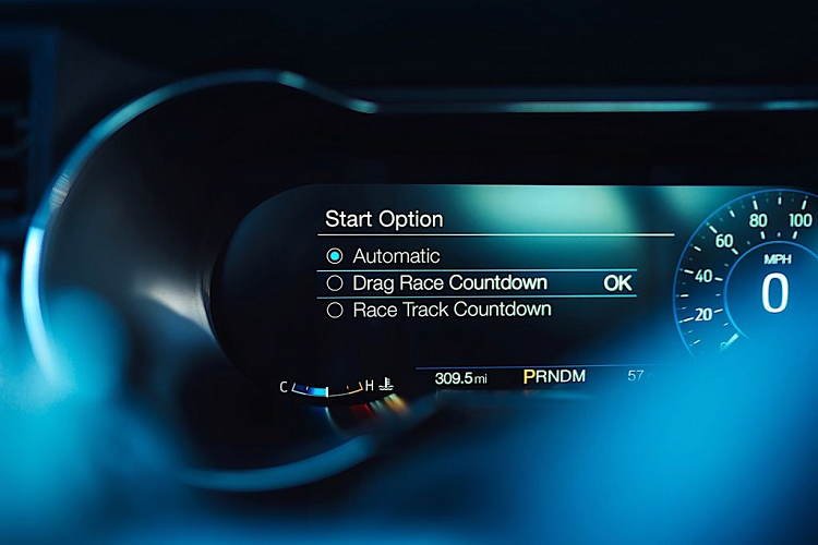 Khối máy của siêu xe Ford Mustang Shelby GT500 sở hữu một bộ siêu nạp và dung tích xy lanh 5.2 lít, sinh công 760 mã lực, vượt trội hơn con số 662 mã định mức của thế hệ tiền nhiệm. Việc chuyển sang sử dụng hộp số ly hợp kép thay thế cũng giúp chiếc GT500 gia tăng khả năng tăng tốc.