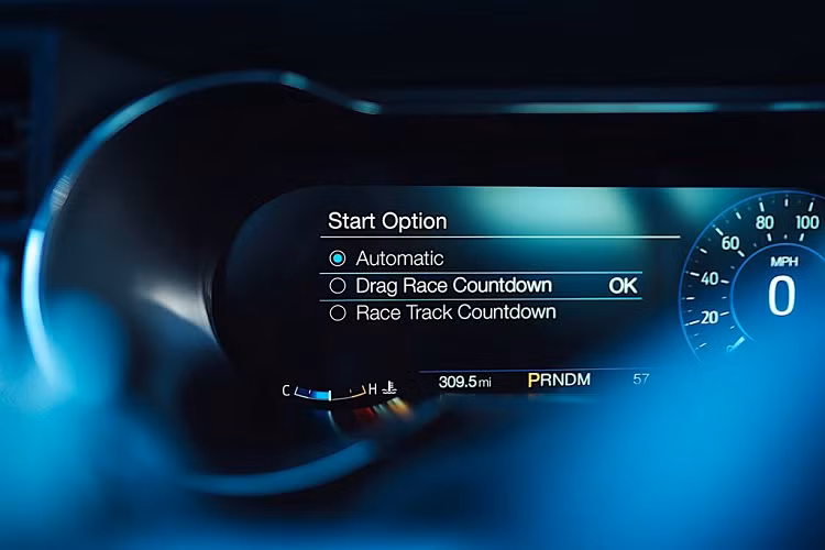 Khối máy của siêu xe Ford Mustang Shelby GT500 sở hữu một bộ siêu nạp và dung tích xy lanh 5.2 lít, sinh công 760 mã lực, vượt trội hơn con số 662 mã định mức của thế hệ tiền nhiệm. Việc chuyển sang sử dụng hộp số ly hợp kép thay thế cũng giúp chiếc GT500 gia tăng khả năng tăng tốc.