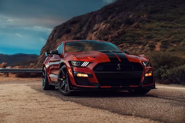 Con số ấy dường như là quá lớn dành cho 1 chiếc xe "ngựa hoang" Pony và nếu khi khách hàng “tích” đầy đủ những option ưa thích, con số ấy có thể lên tới hơn 100,000 USD (hơn 2.3 tỷ đồng) đã bao gồm thuế. Trong khi đó, đối thủ "sừng sỏ" nhà Dodge có vẻ là điều đáng lo ngại khi đưa ra mức giá khá tốt - 79,440 đô la (1.8 tỷ đồng) cho Challenger SRT Hellcat Redeye, chưa kể khuyến mại lên tới 7,970 đô la (185 triệu đồng) cho mức giá bán lẻ.