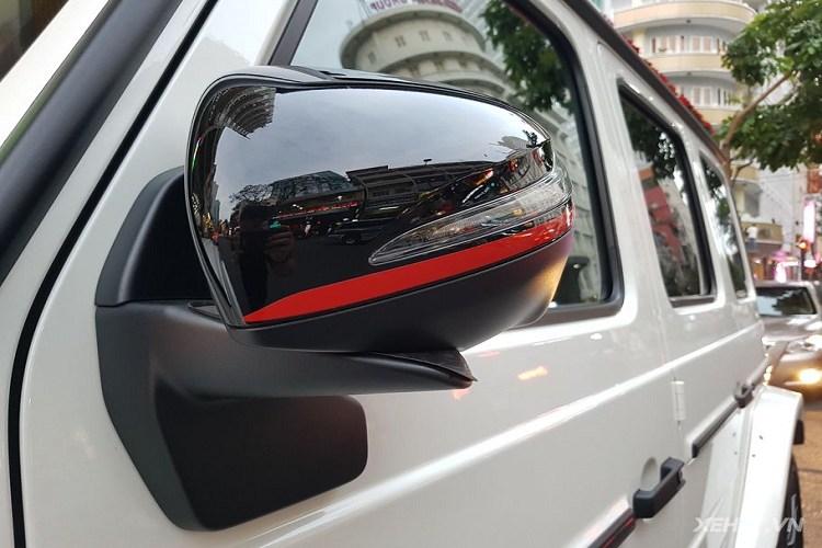 Điểm dễ nhận biết nhất của phiên bản 2019 so với ‘’người tiền nhiệm’’ là phần đèn pha được tái thiết kế, sử dụng công nghệ LED cùng thanh cản va trước được tinh chỉnh, hốc gió thể thao hơn và lưới tản nhiệt sửa đổi. Bên cạnh đó, Mercedes-AMG G63 Edition-1 2019 nổi bật với ngoại hình to lớn và rất hầm hồ kết hợp cùng những đường gấp khoẻ khoắn đặc trưng của dòng G-Class.