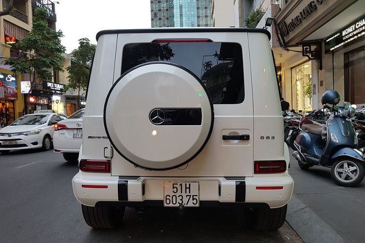 G63 AMG có thể tăng tốc từ 0-100km/h trong 4,5 giây trước khi đạt tốc độ tối đa 220km/h. Giá xe Mercedes-AMG G63 Edition 1 2019 khởi điểm tại thị trường nước ngoài từ 216.475 đô la (tương đương 5,05 tỷ đồng). Mặc dù chưa được công bố, nhưng Mercedes-AMG G63 Edition 1 2019 được đồn bán ra khoảng hơn 12 tỷ tại đại lý tư nhân Việt Nam.