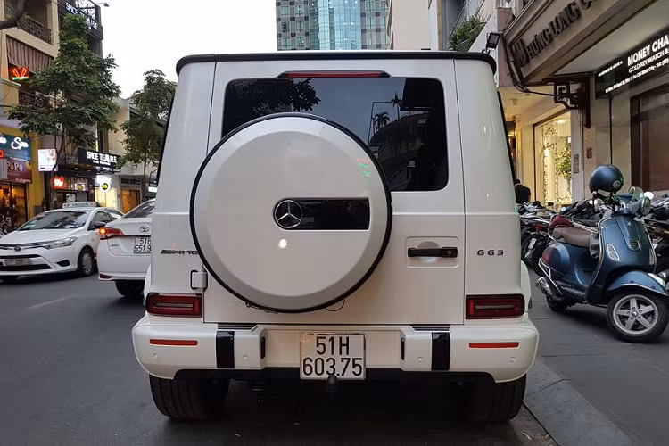 G63 AMG có thể tăng tốc từ 0-100km/h trong 4,5 giây trước khi đạt tốc độ tối đa 220km/h. Giá xe Mercedes-AMG G63 Edition 1 2019 khởi điểm tại thị trường nước ngoài từ 216.475 đô la (tương đương 5,05 tỷ đồng). Mặc dù chưa được công bố, nhưng Mercedes-AMG G63 Edition 1 2019 được đồn bán ra khoảng hơn 12 tỷ tại đại lý tư nhân Việt Nam.