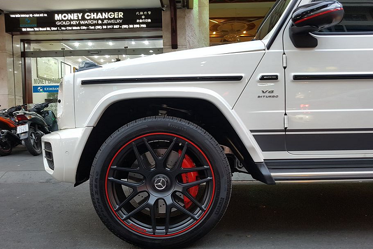 Bên trong khoang nội thất của G63 AMG là sự kết hợp giữa thiết kế cổ điển cứng cáp pha trộn với công nghệ của tương lai. Với 2 màn hình lớn được thiết kế kéo dài giống với E-Class và S-Class. Cửa gió điều hoà được mô phỏng với thiết kế của tua-bin máy bay chiến đấu.