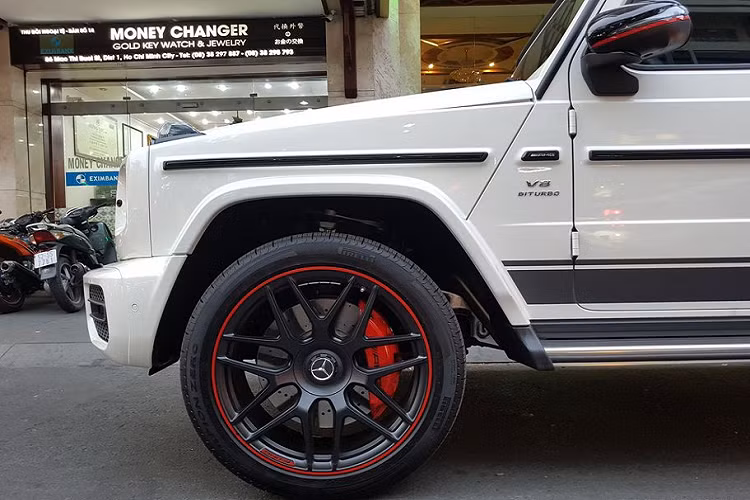 Bên trong khoang nội thất của G63 AMG là sự kết hợp giữa thiết kế cổ điển cứng cáp pha trộn với công nghệ của tương lai. Với 2 màn hình lớn được thiết kế kéo dài giống với E-Class và S-Class. Cửa gió điều hoà được mô phỏng với thiết kế của tua-bin máy bay chiến đấu.