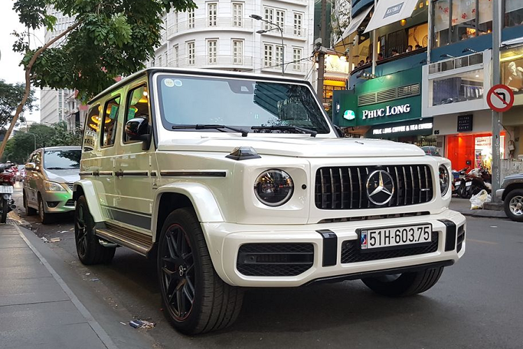 Mẫu xe SUV Mercedes-AMG G63 Edition-1 2019 có lẽ đã là một cái tên không còn xa lạ gì với bất cứ dân yêu và mê xe Việt nào bởi diện mạo đầy nam tính, khoẻ khoắn và vô cùng hầm hố mà siêu phẩm này sở hữu. Tại TP HCM, số lượng mẫu G63 Edition-1 2019 đang lăn bánh là khoảng 7 chiếc, tuy nhiên, màu trắng là gam màu rất hiếm của mẫu SUV địa hình này ở Việt Nam.