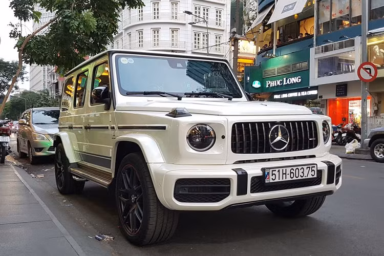 Mẫu xe SUV Mercedes-AMG G63 Edition-1 2019 có lẽ đã là một cái tên không còn xa lạ gì với bất cứ dân yêu và mê xe Việt nào bởi diện mạo đầy nam tính, khoẻ khoắn và vô cùng hầm hố mà siêu phẩm này sở hữu. Tại TP HCM, số lượng mẫu G63 Edition-1 2019 đang lăn bánh là khoảng 7 chiếc, tuy nhiên, màu trắng là gam màu rất hiếm của mẫu SUV địa hình này ở Việt Nam.